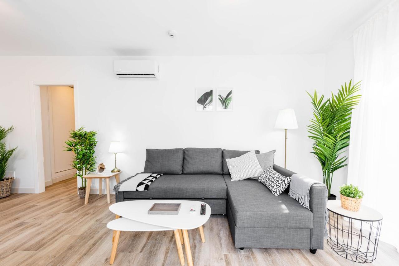 Apartamentos Toboso Plaza Нерха Екстер'єр фото A living room with a sofa