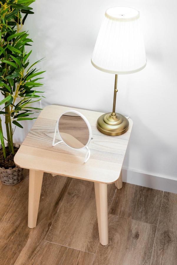Apartamentos Toboso Plaza Нерха Екстер'єр фото A table mirror