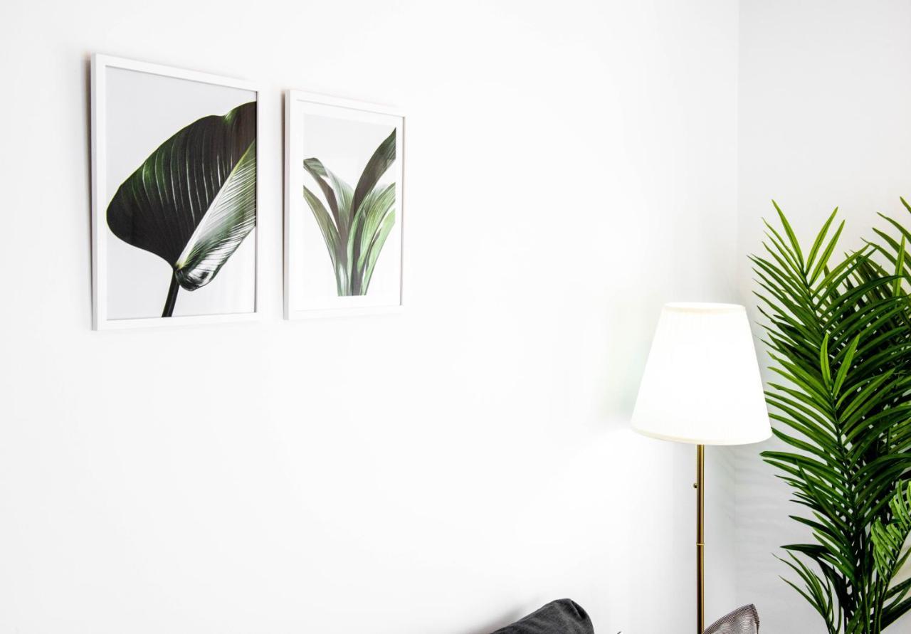 Apartamentos Toboso Plaza Нерха Екстер'єр фото A white wall
