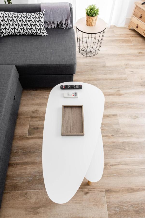 Apartamentos Toboso Plaza Нерха Екстер'єр фото A side table