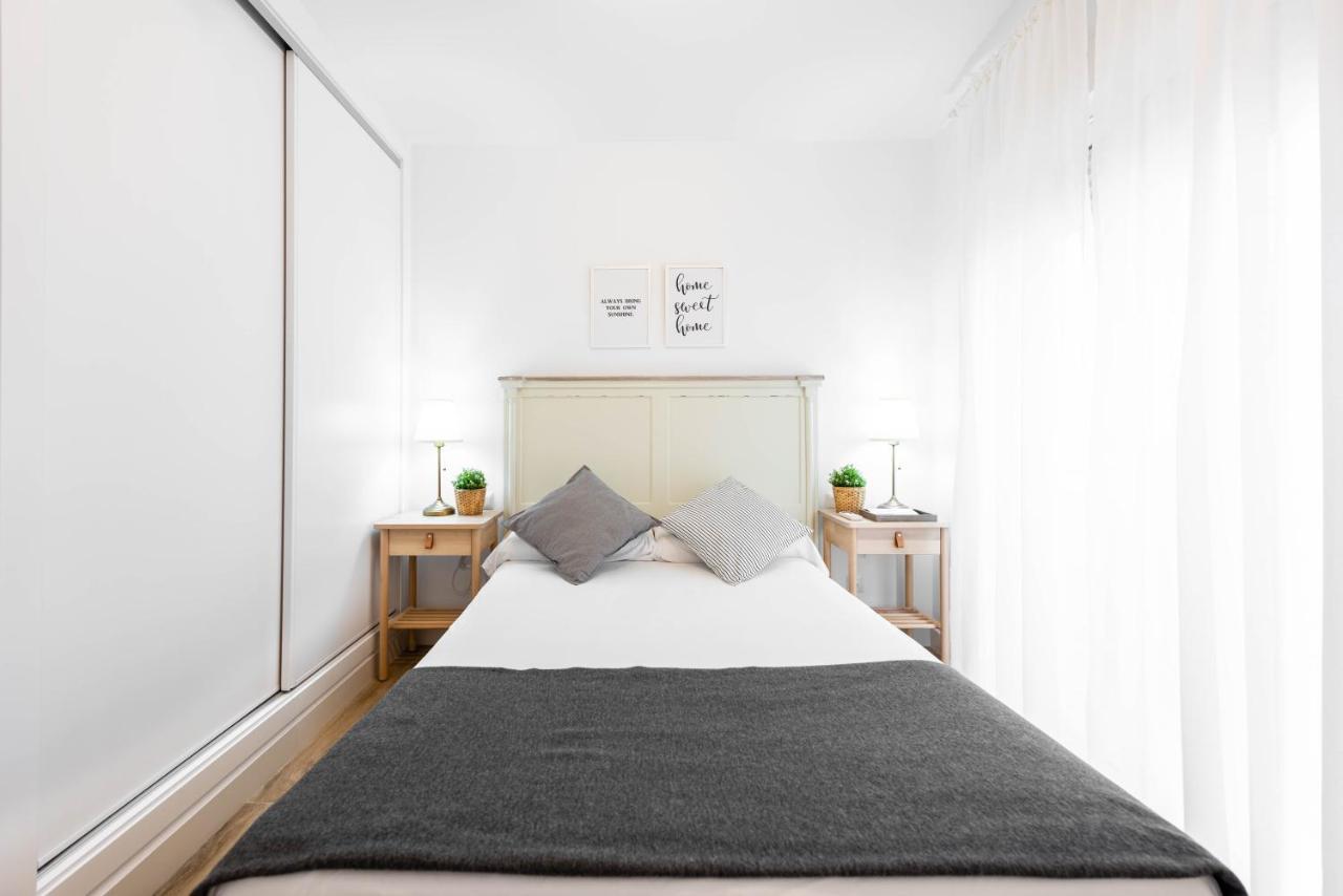 Apartamentos Toboso Plaza Нерха Екстер'єр фото A bedroom