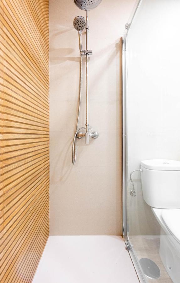 Apartamentos Toboso Plaza Нерха Екстер'єр фото A shower in a caravan