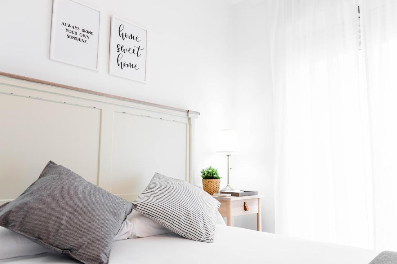 Apartamentos Toboso Plaza Нерха Екстер'єр фото A bedroom