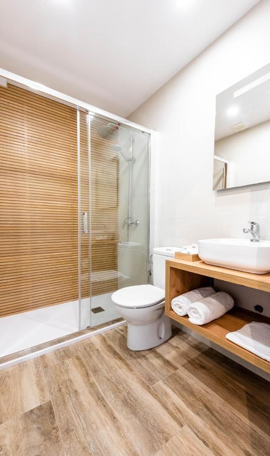 Apartamentos Toboso Plaza Нерха Екстер'єр фото A shower cubicle