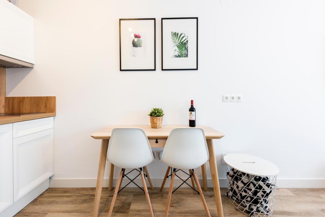 Apartamentos Toboso Plaza Нерха Екстер'єр фото A kitchen table