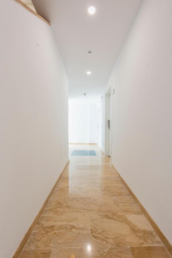 Apartamentos Toboso Plaza Нерха Екстер'єр фото A corridor